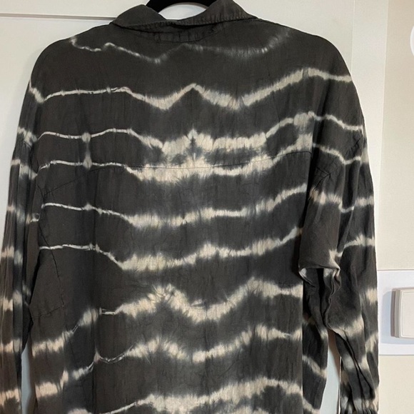 Linen Button up size Large - Picture 7 of 7